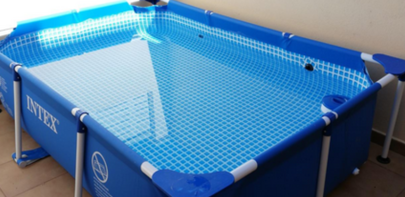 Montaje de piscina de lona rectangular